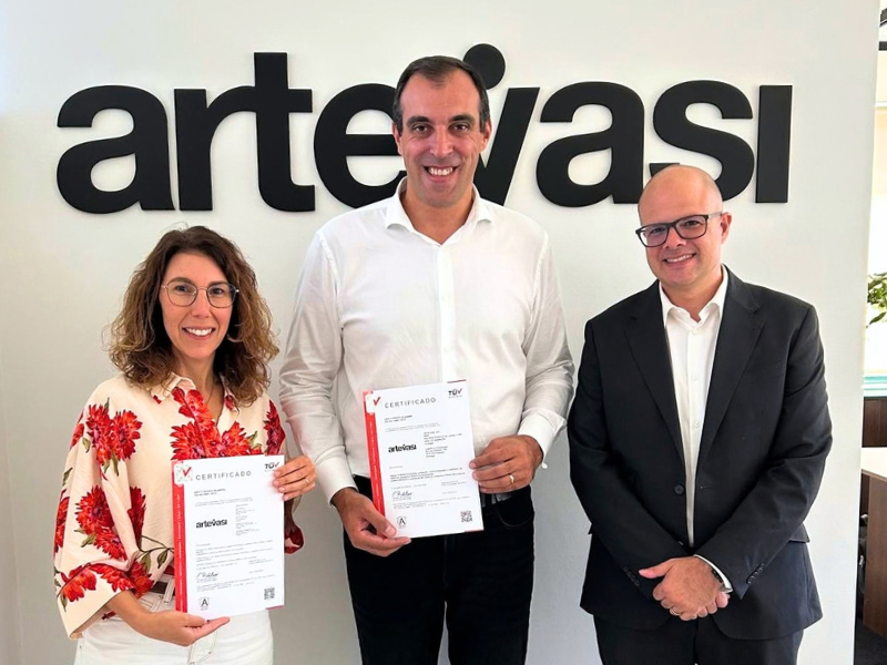 Entrega dos certificados ISO 9001 e ISO 14001 à Artevasi pela TÜV AUSTRIA Iberia — Joana Oliveira e Bruno Patrão