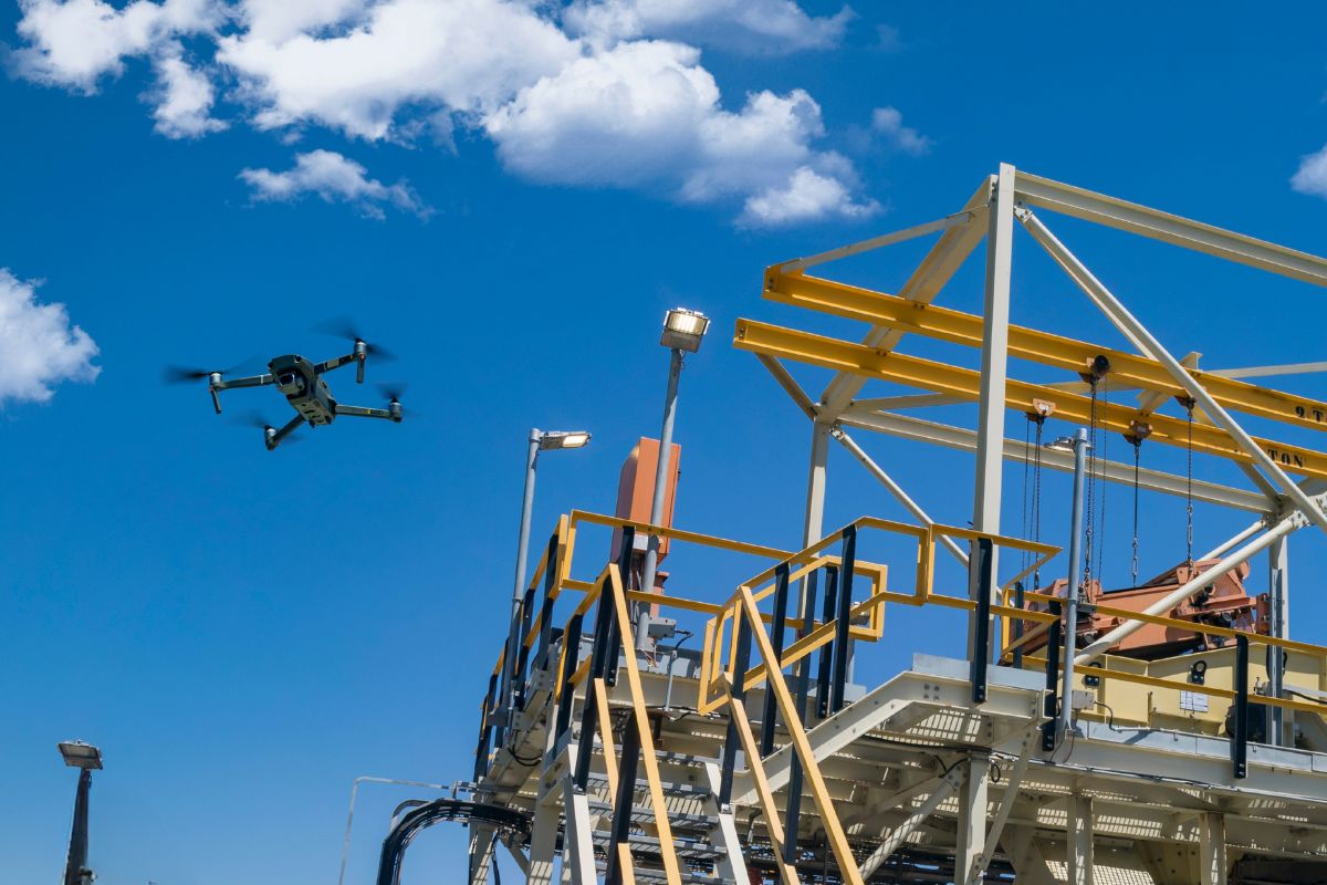 Drone TÜV AUSTRIA Iberia em inspeção de estrutura industrial