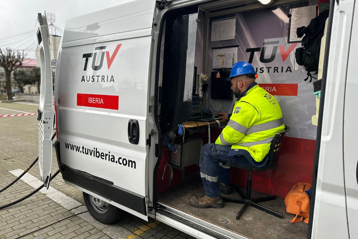 Especialista da TÜV AUSTRIA Iberia a realizar ensaio de emissão acústica