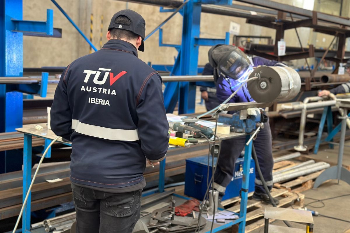 Soldador a trabalhar sob certificação da TÜV AUSTRIA Iberia