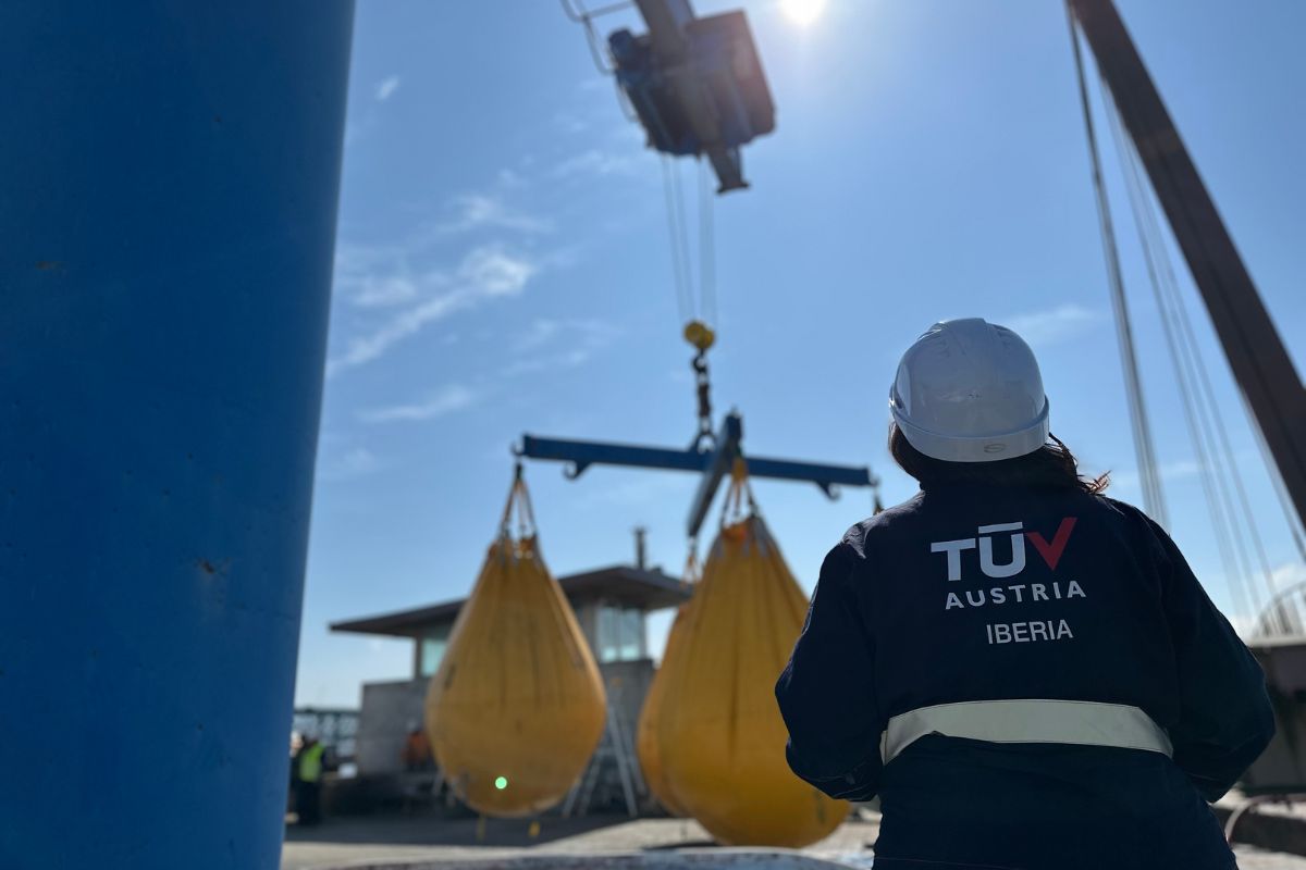 Técnico de segurança no trabalho da TÜV AUSTRIA Iberia a acompanhar ensaio de carga